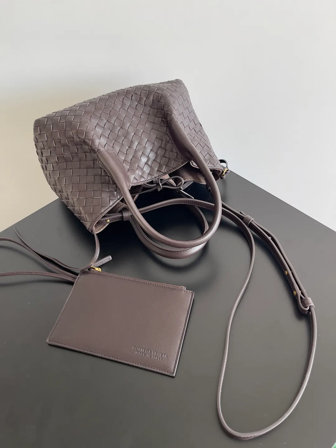 Batch 1660 BOTTEGA VENETA 2025 new product pinacoteca has super soft leather, and the weaving function, practicality and relaxed fashion sense have not fallen behind❤️‍🔥Amway has given sisters a must-have bag when going out. The size of the bag also accurately meets the commuting needs of urban beauties. It can accommodate mobile phones, keys, lipstick, powder, sunscreen, shopping bags...all of it! ! ! 🔥The capacity should not be underestimated~ It does not choose people, clothes, or occasions. With its majestic curved outline, exquisite woven texture, delicate edges and rounded handles, this woven vegetable basket bag truly achieves the goal of "dressing up and being fashionable without getting in the way"~ Are you interested in Jimei? Style number: 819004 Size: 24*15*12cm